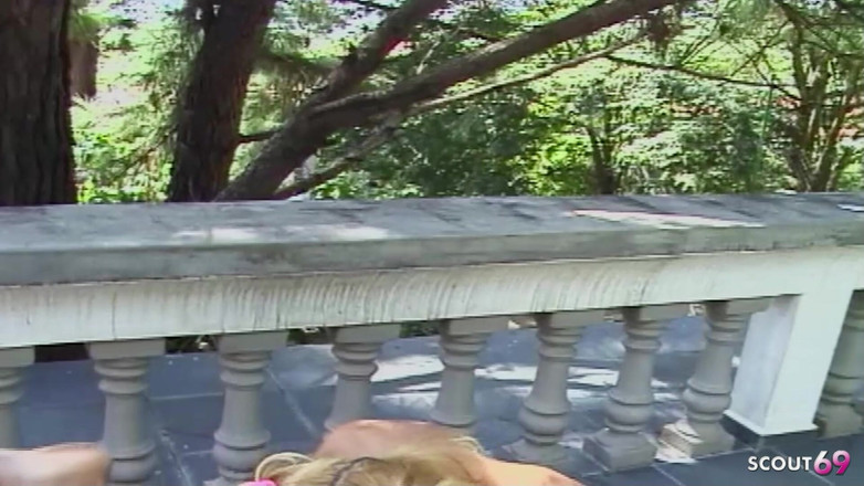 Shemale TS Collection: Latinoameričanka šuká blonďatou velkou prsa Shemale na terase anál