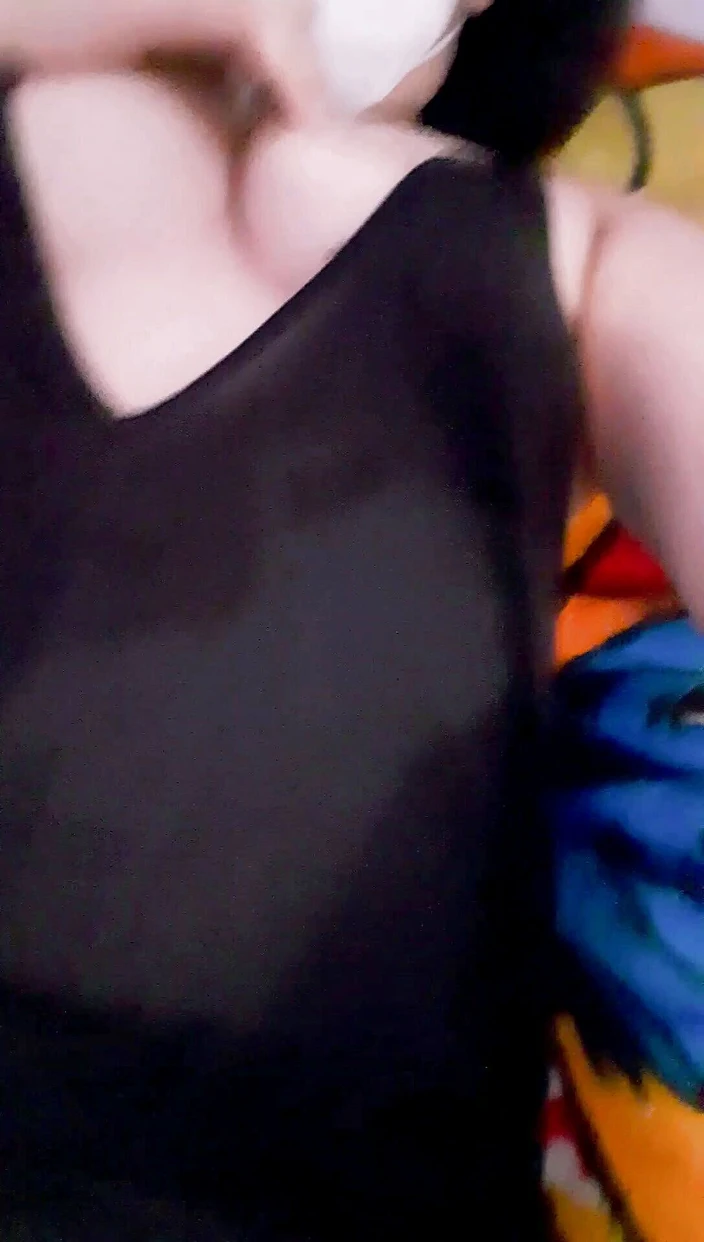 MIA_BEGUM_H: Woman masturbates on video call