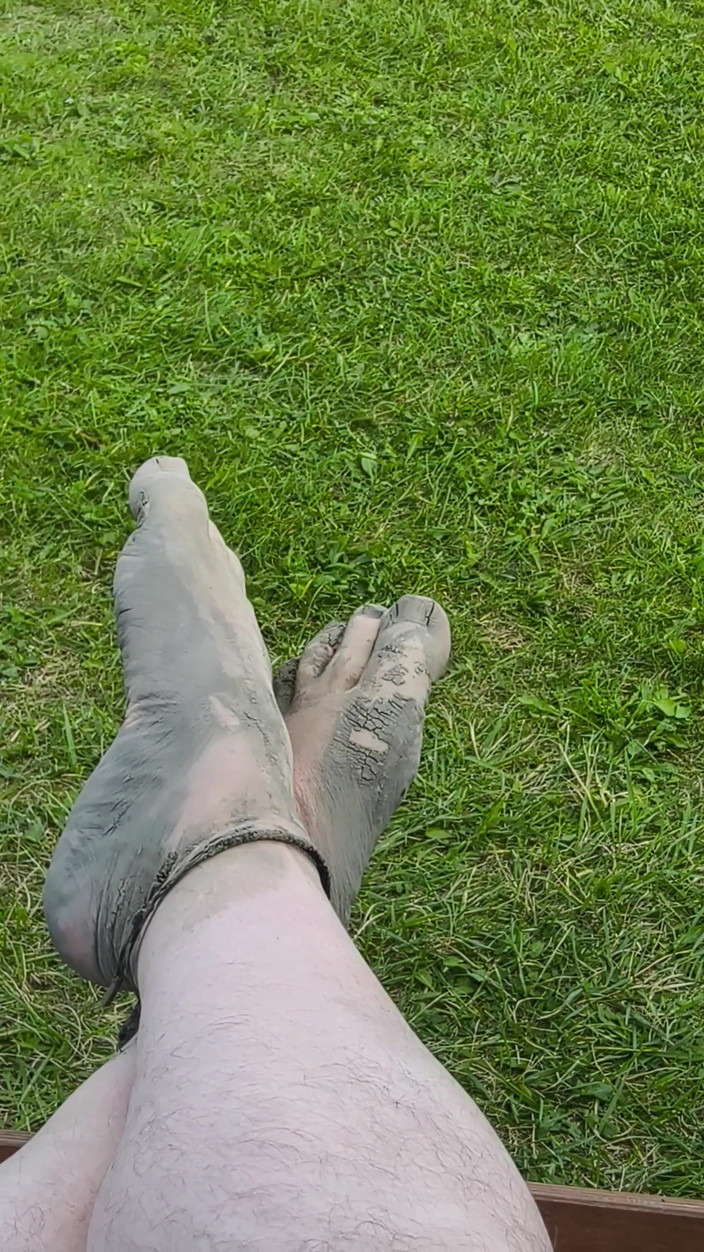 Footfetish: Barefoot Waiting for the Tide on the Beach
