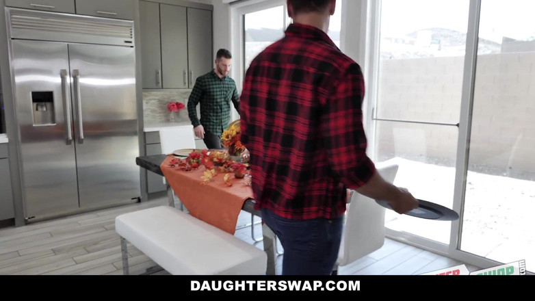 Swappz: 추수 감사절에 절친의 아빠와 섹스하는 겸둥이 아시아 십대