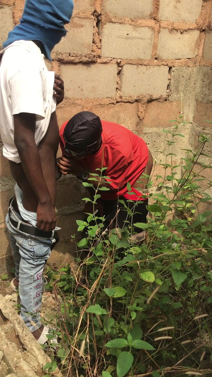 Sexylary: जोखिम भरा आउटडोर सेक्स इन लड़कों को फिल्म बनाते समय सुरक्षा अधिकारियों ने लगभग पकड़ लिया था लेकिन अंत में पुलिस से बच गए