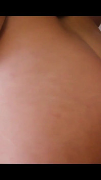 Une ado huilée au cul parfait fait une branlette et se fait éjaculer sur le cul