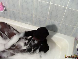 Louise Nylons: सेक्सी Louise, पूरी तरह से पेंटीहोज पहनी हुई स्नान कर रही है