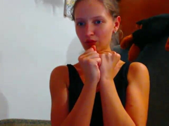 AnnaNotIdealAngel: 上腕二頭筋フェチ)私は黒いドレスでトレーニング中のボルバの後にあざでスポーツで汲み上げられた私の強い上腕二頭筋を示しています