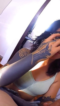 Sexy kouření se sexy Tattoed College Babe