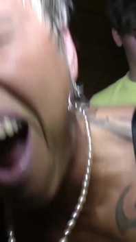Une MILF mature baise une jeune bite et mange du sperme