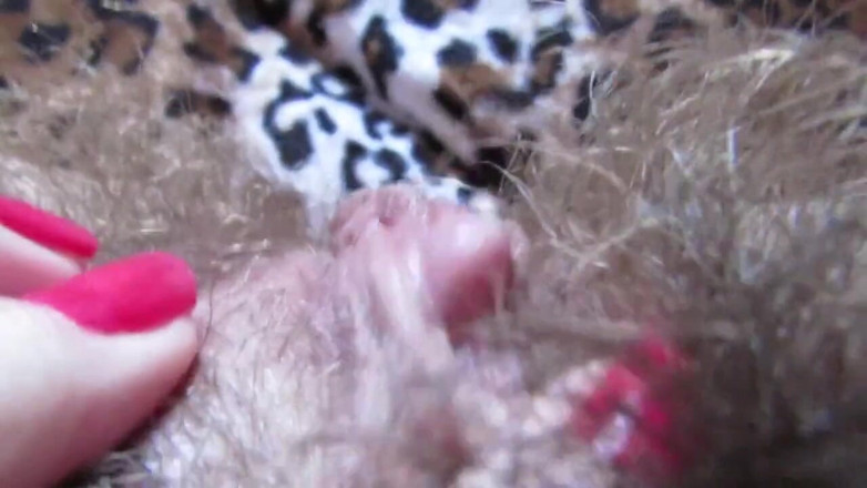 Angelinga: Hairy pussy is not an obstacle to clit play