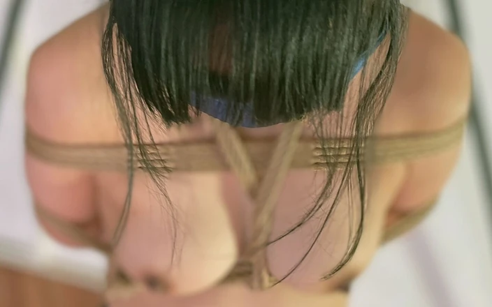 ushirosugatanomiki: En oanständigt bunden kvinna reser sina bröstvårtor...