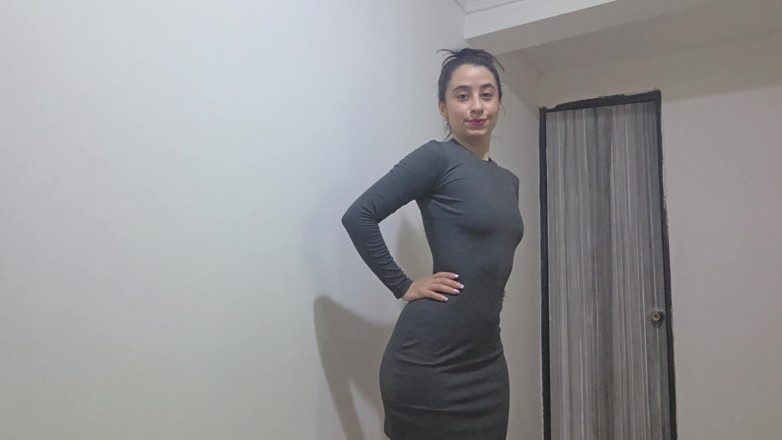 alexia twerk videos: Em casa, experimentando, acessório de vestido cinza e sessão de...