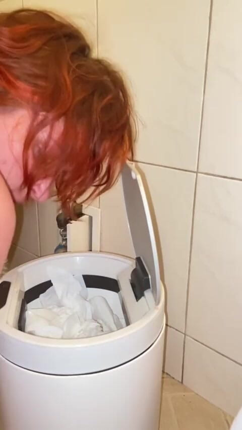 Elena917: Sikanie i czyszczenie toalety językiem