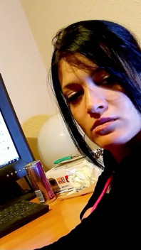 Sıska genç kız Lana Fever Tinder'da bir çiftle tanışıyor ve üçlü seks yapıyor