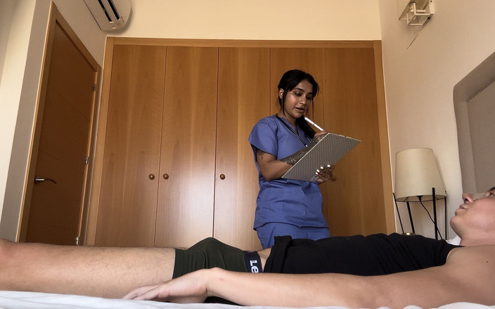 Yasmina and Brady: Velká sestra jezdí na penisu svého pacienta, když doktor není...