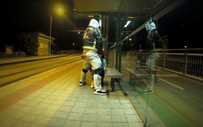 DedeDeville: Adik tiri nakal ini dientot habis-habisan di halte bus sampai...