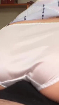 Uomo indossa degli slip dove può essere facilmente visto e preso di mira vol. 5