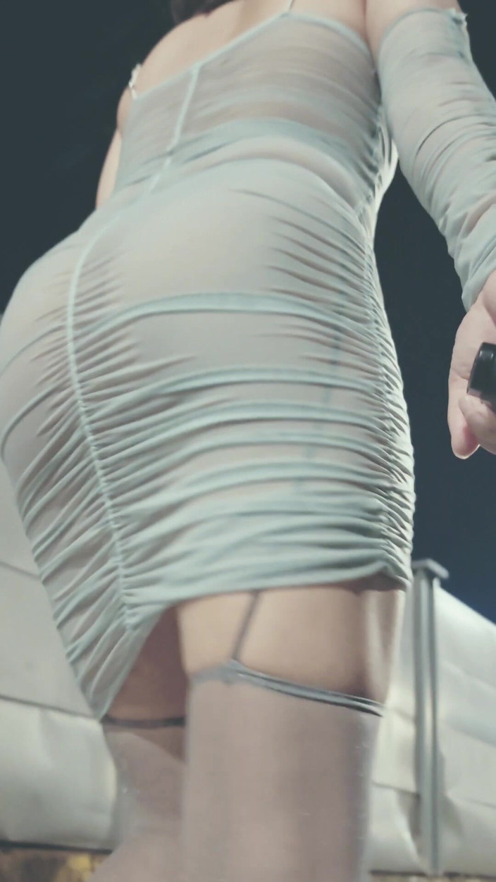 cd_vv: Put on the New One-piece Transparent Hip-hugging Dress and Show...