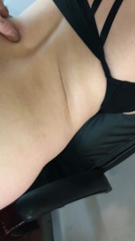 Orta yaşlı seksi kadın bozuk arabalı adama yardım ediyor