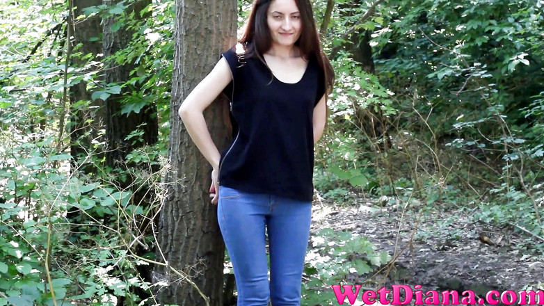 Wet Diana: 彼女のジーンで少しおしっこ