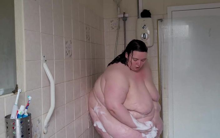 SSBBWLadyBrads: Sensuell dusch med en jätte kropp