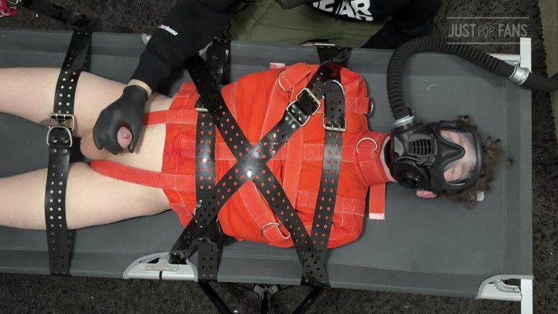 Inmate Cody and SubEdgeX: बंधन ट्विंक स्ट्रैटजैकेट और गैस मास्क में कैंपबेड के लिए तंगी