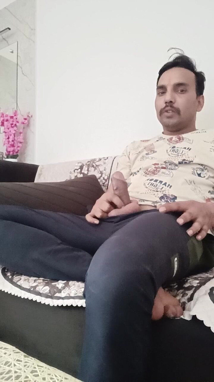 Rajasthani-old-lover: Kanepemde mastürbasyon yapıp televizyon izliyorum