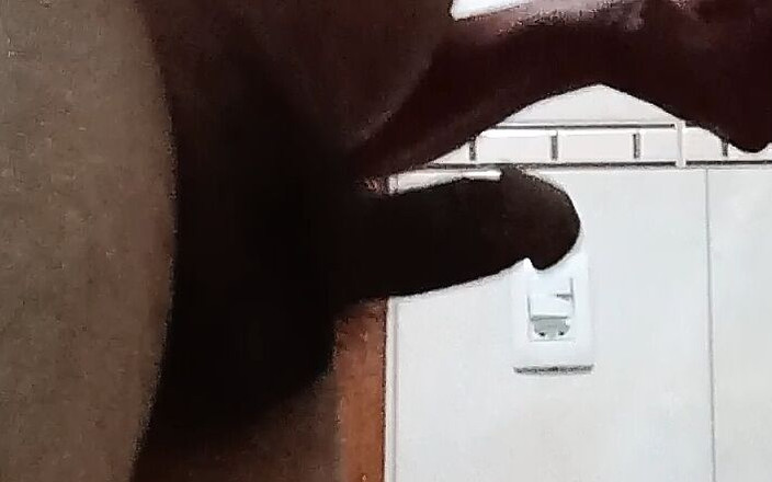 Alber do monte: Alber do Monte brincando com o pau no banheiro residencial -...