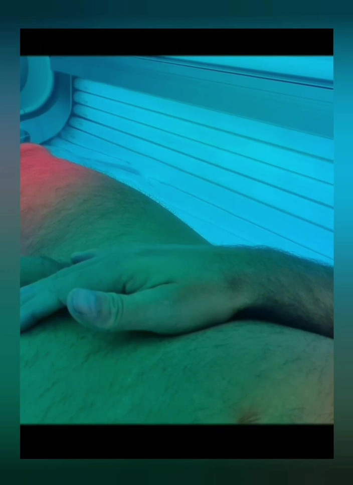 MaleModel: Tanning Salon Nudity