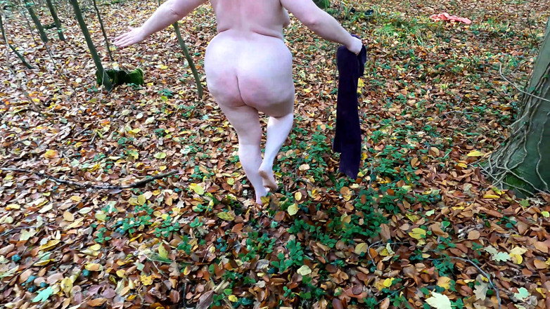 Bouncy Tits Action: Ela tem que se despir na floresta - depois recebendo buceta...