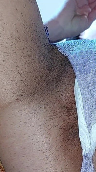 MILF seksi mencuba seluar dalam. Menonton MILF berbulu, pepek berbulu, tetek besar, pantat besar.