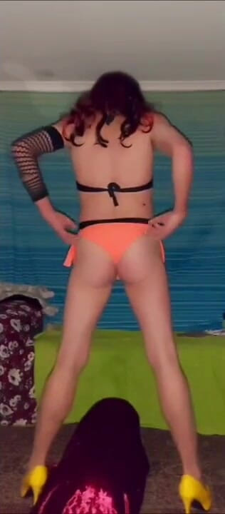Lizzaali: Pomarańczowa scena bikini 3