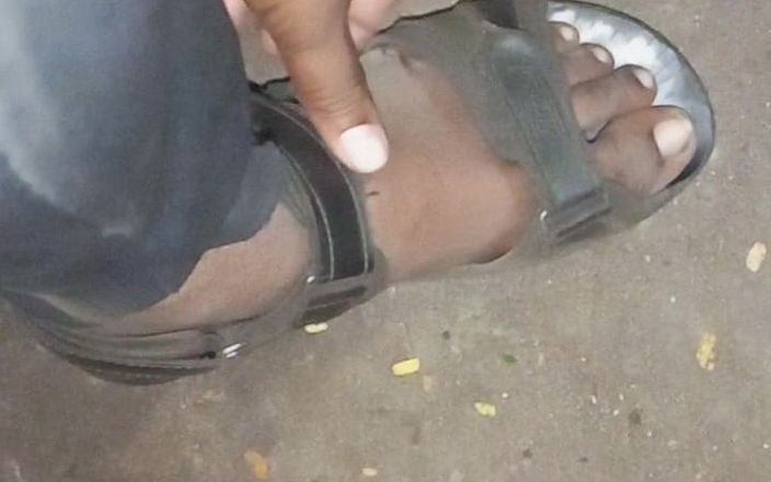 Sweet Indian cock: Buitenshuis mijn auto in penismassage met dildo-condoom