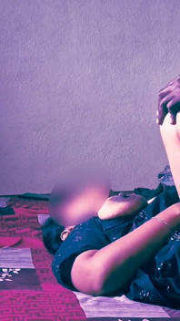 Bhabhi s obrovskými prsy v ošukané jízdě na čůrákovi a creampie