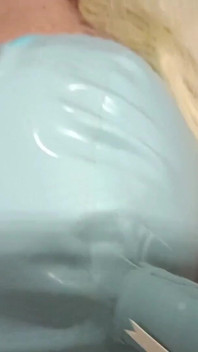 MILF với bím tóc vàng và ngực hoàn hảo POV thổi kèn với cumshot trong miệng