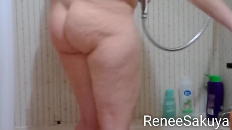 Renee Sakuya: Tomando banho e raspando
