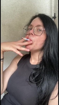 Détente et fumer deux cigarettes bien sûr avec mes deux seins nus