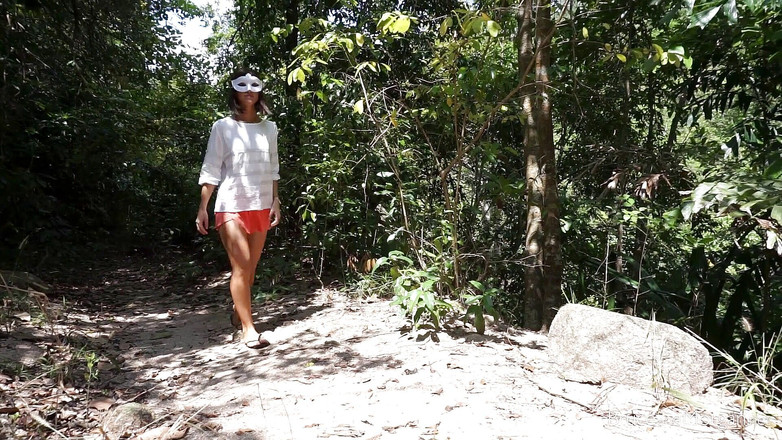 Bruce-and-Morgan: Morgan čůrá v přírodě