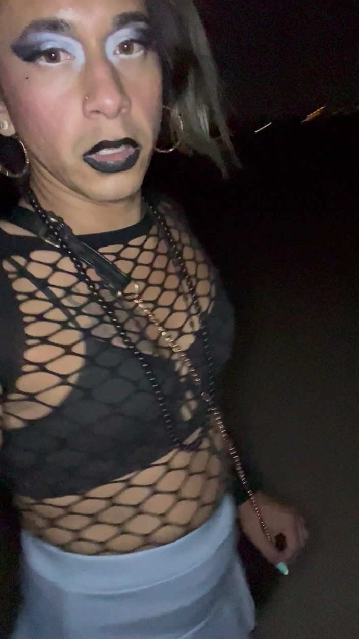 TSJade95: Pissende tranny op nachtwandeling