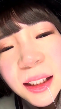 Momoka Arisu把六个棉签塞进她的鼻子里，用她自己的粘液制作粘液！