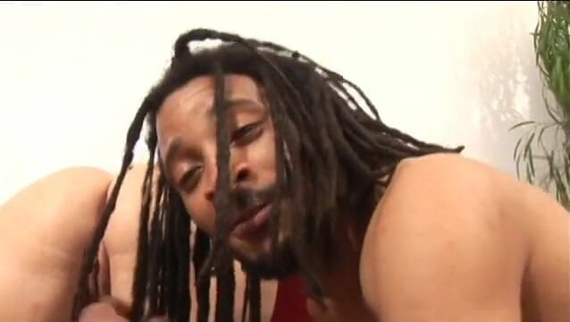 First Black Sexperience: Vanessa Blake, masseuse mignonne et pulpeuse aux cheveux rousses, aide...