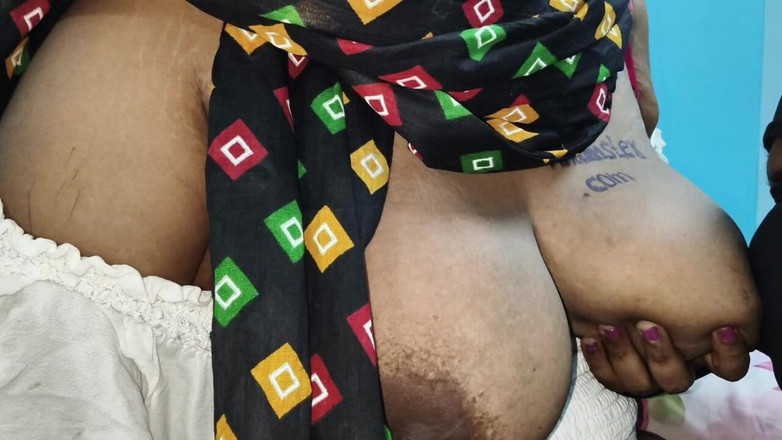 SneakyManner48: インドのおばさんのタトゥーの客、タトゥーを入れている最中に予期せず彼女とセックスをしました。ロマンス デシのXビデオ、ヒンディー語とテルグ語