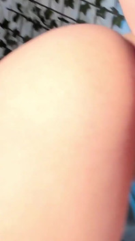 Heißes mädchen wird von einem großen dildo am strap-on gefickt