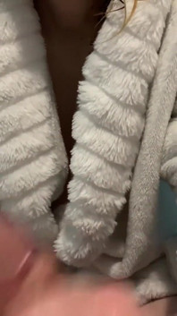 Su novia le aceita la polla para hacerle una paja que no olvidará pronto.