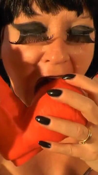 Îmi fut vibratorul roșu uriaș