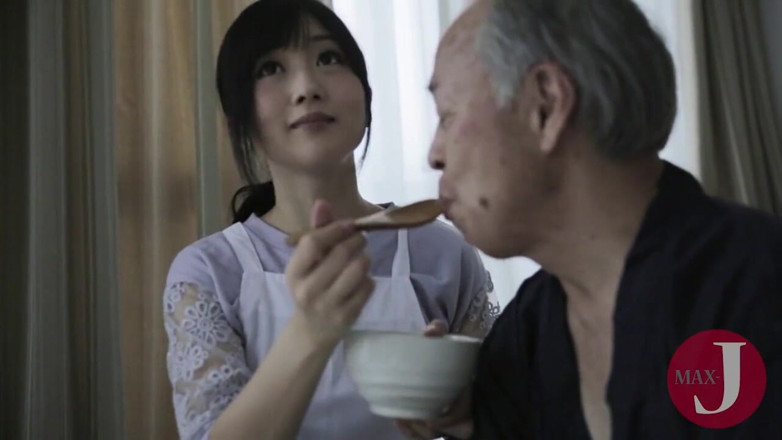 Asian happy ending: สาวใช้ญี่ปุ่นน่ารักดูดควยชายชรา