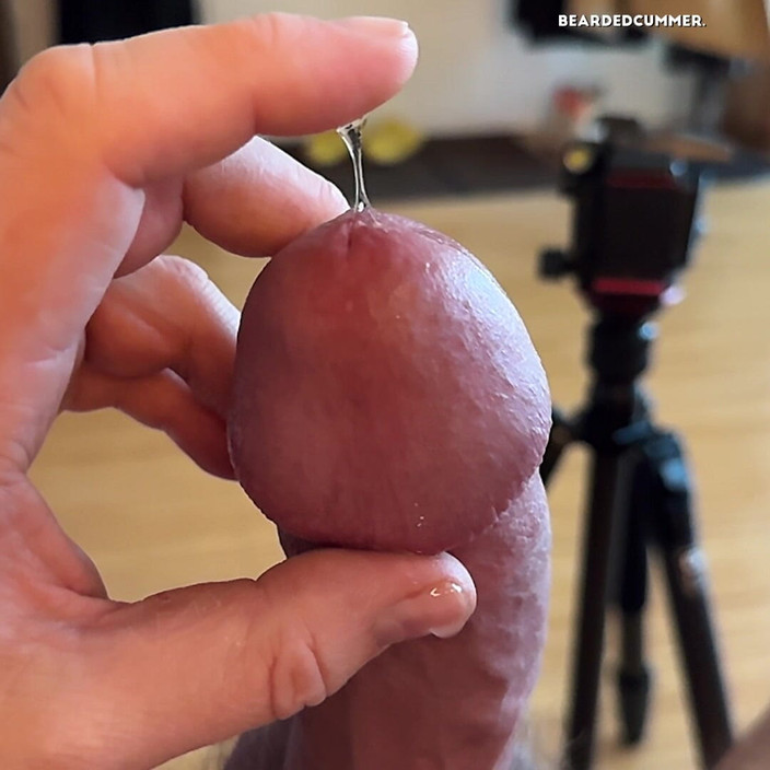 Beardedcummer: Zabawa z moją ociekającą precum (slomo, bez wytrysków)
