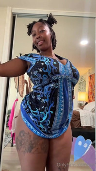 Gordinha negra em vestido mostrando seus peitões e bunda