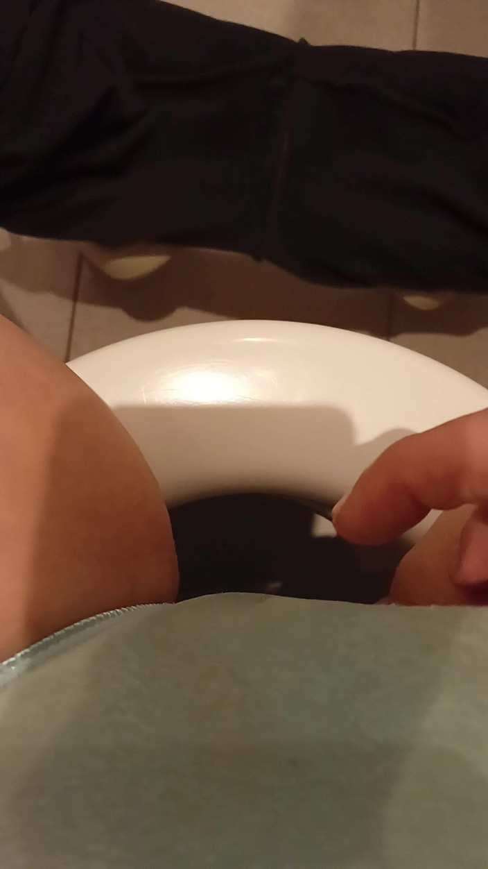 Dirty Milf: Oda arkadaşım akşam yemeği hazırlarken ıslak azgın sapık amımı külotuma sürtünüyor