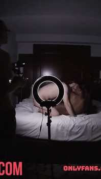 Follada dura para la sexy belleza de piel oscura detrás de la cama