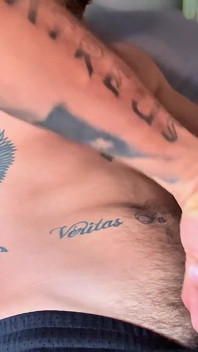 Chico español sexy masajando a su amigo solo en casa