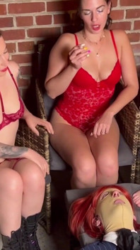 French Pegging - Perokok Femdom Dan Banci Direduksi Menjadi Asbak Manusia