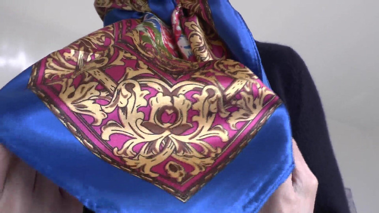 Lady Victoria Valente: Sfilata di moda con foulard in raso e sborrata su...